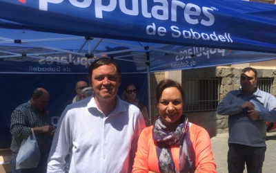 Esteban Gesa i Cuca Santos a la carpa informativa de La Creu Alta | Ràdio Sabadell